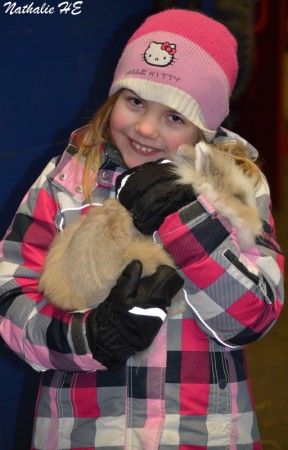 Aimée myser med kaninen.